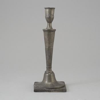 AN 18TH CENTURY PEWTER CANDLESTICK.