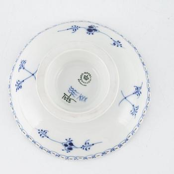 Skål på fot, 3 st, porslin, "Musselmalet", Royal Copenhagen, Danmark.