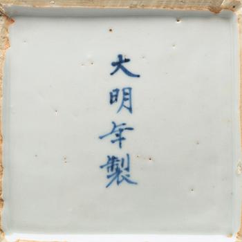 A blue and white Transition dish, 17th Century.