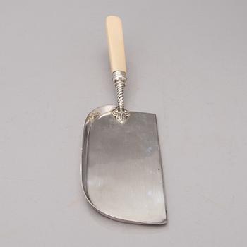 AN EDWARDIAN SILVER CRUMBER, marks of Mappin & Webb, Sheffield 1904.