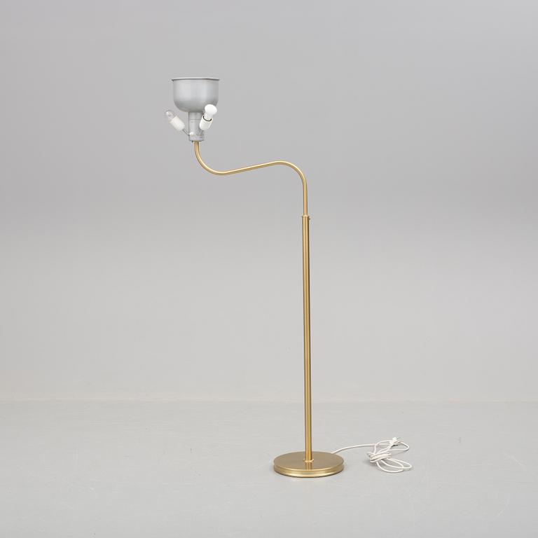 GOLVLAMPA "Stora kamelen", modell 2368, Josef Frank, Svenskt Tenn.