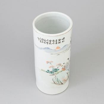 A Chinese famille rose porcelain hat stand, early 20th century.