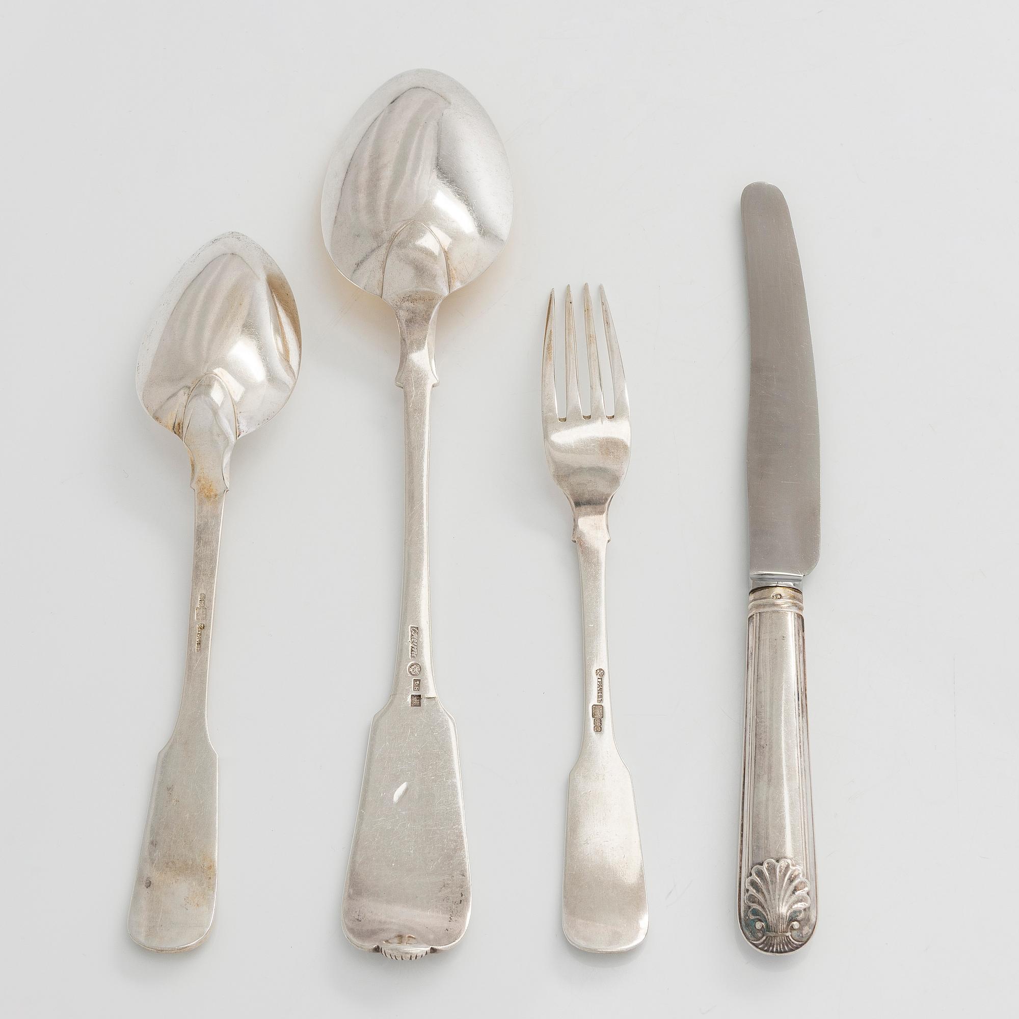 C. J. Heyne, och Grachev, ragusked och bestickuppsättning, 36 delar, silver, S:t Petersburg 1825 och 1894.