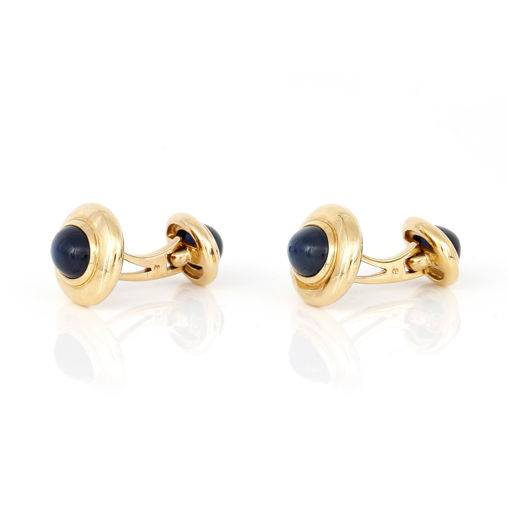 MANSCHETTKNAPPAR, ett par, 18K guld med cabochonslipade safirer, tot ca 8,70 ct. Total vikt ca 13,63 g.