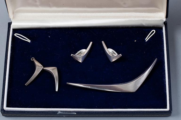 COLLIER, BROSCH och ÖRHÄNGEN, ett par. Sterling silver, Danmark. Vikt tot ca 100 g.