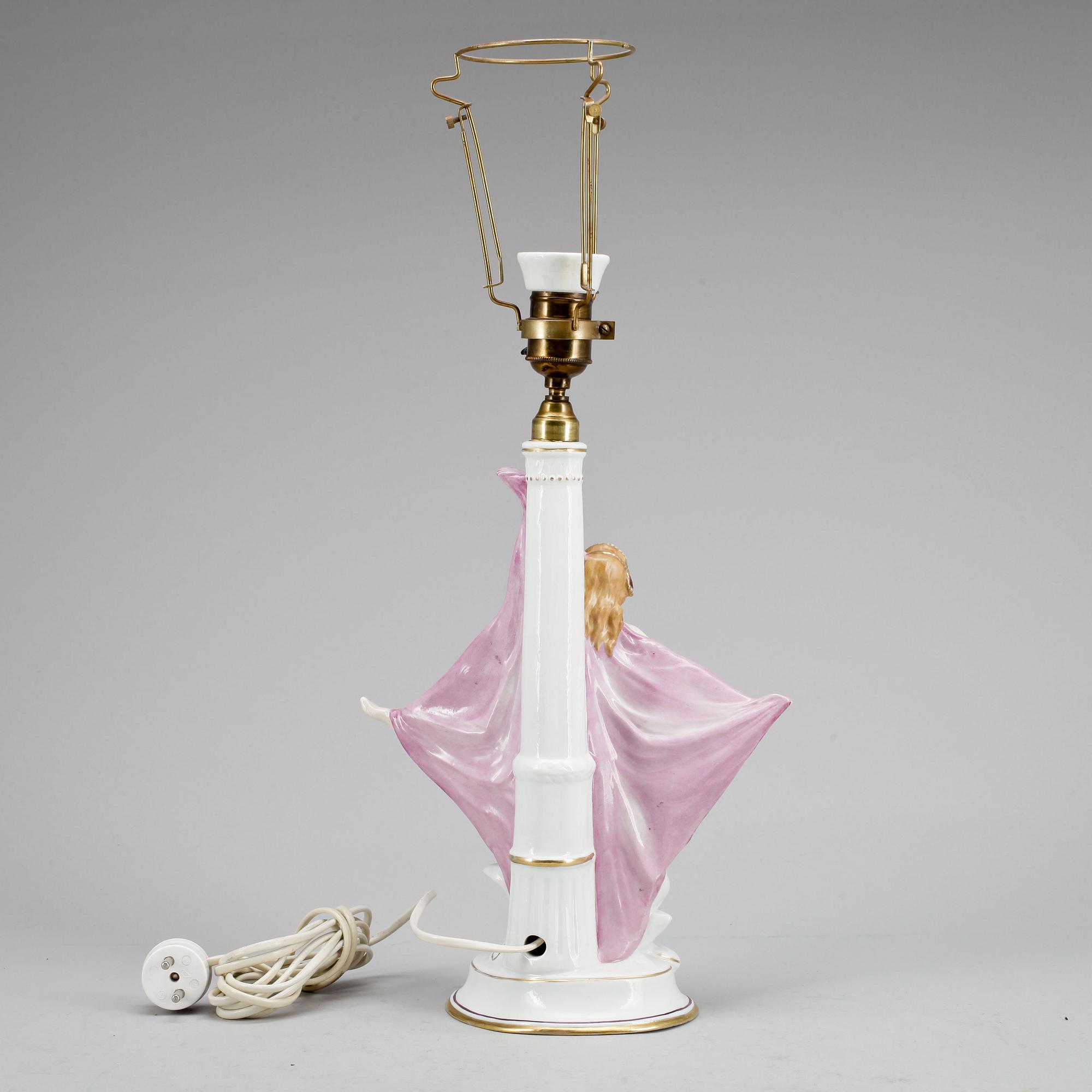BORDSLAMPA. Porslin, 1900-talets första hälft/mitt.