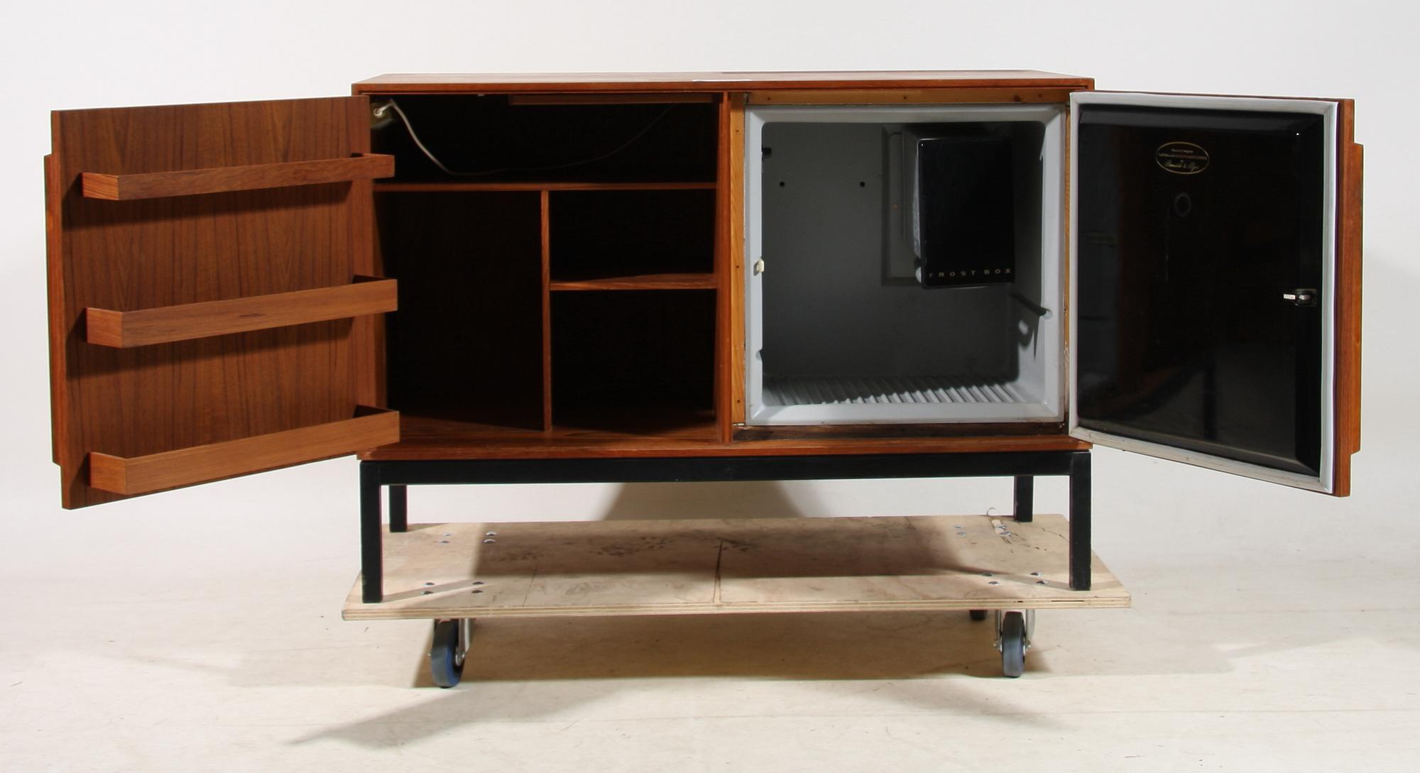 BARSKÅP MED KYLSKÅP, design Bernadotte & Björn, Atlas and Silkeborg Mobelfabrik, Danmark, 1960-tal.