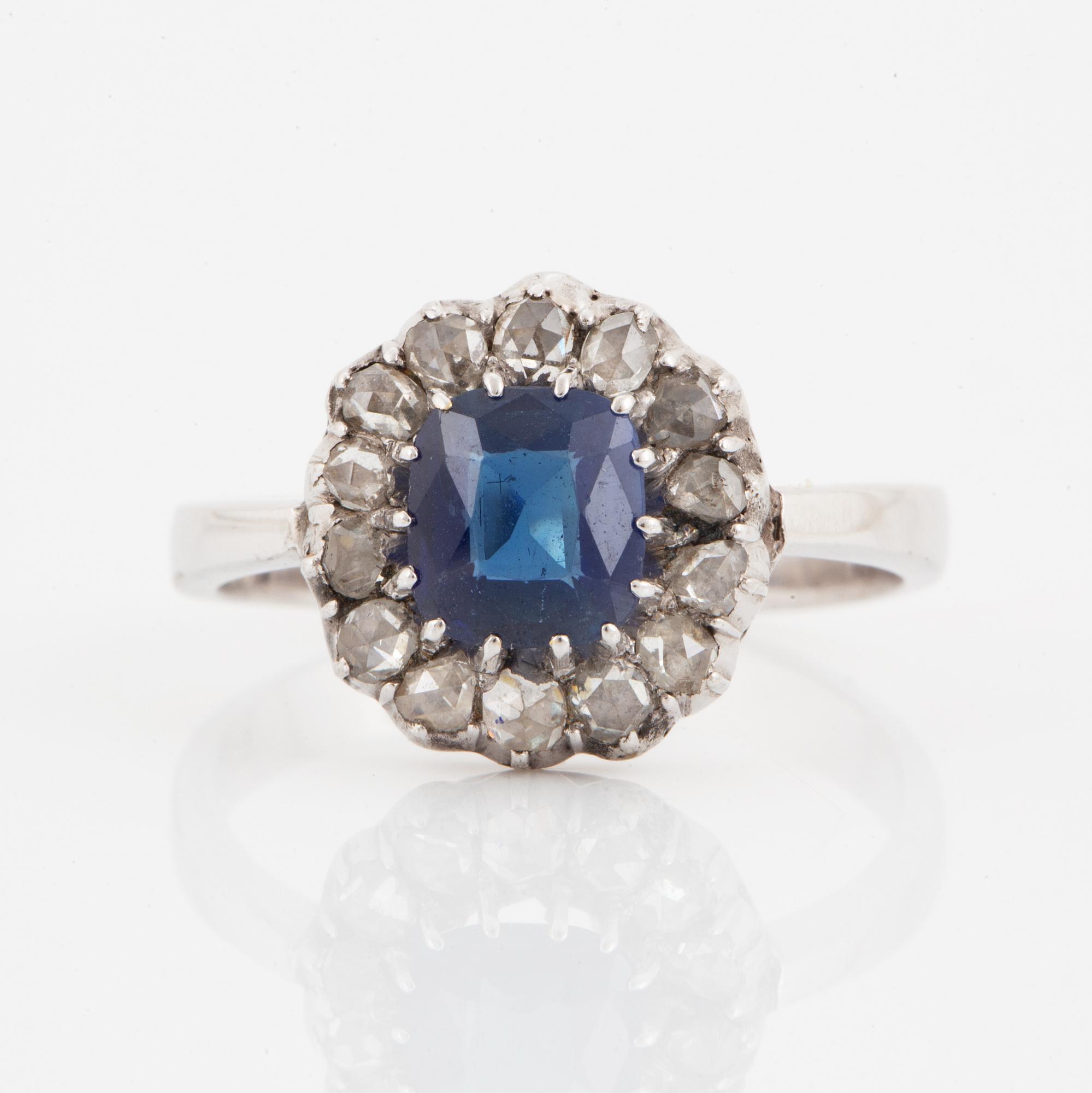 RING, Carmoséring med safir och rosenslipade diamanter.