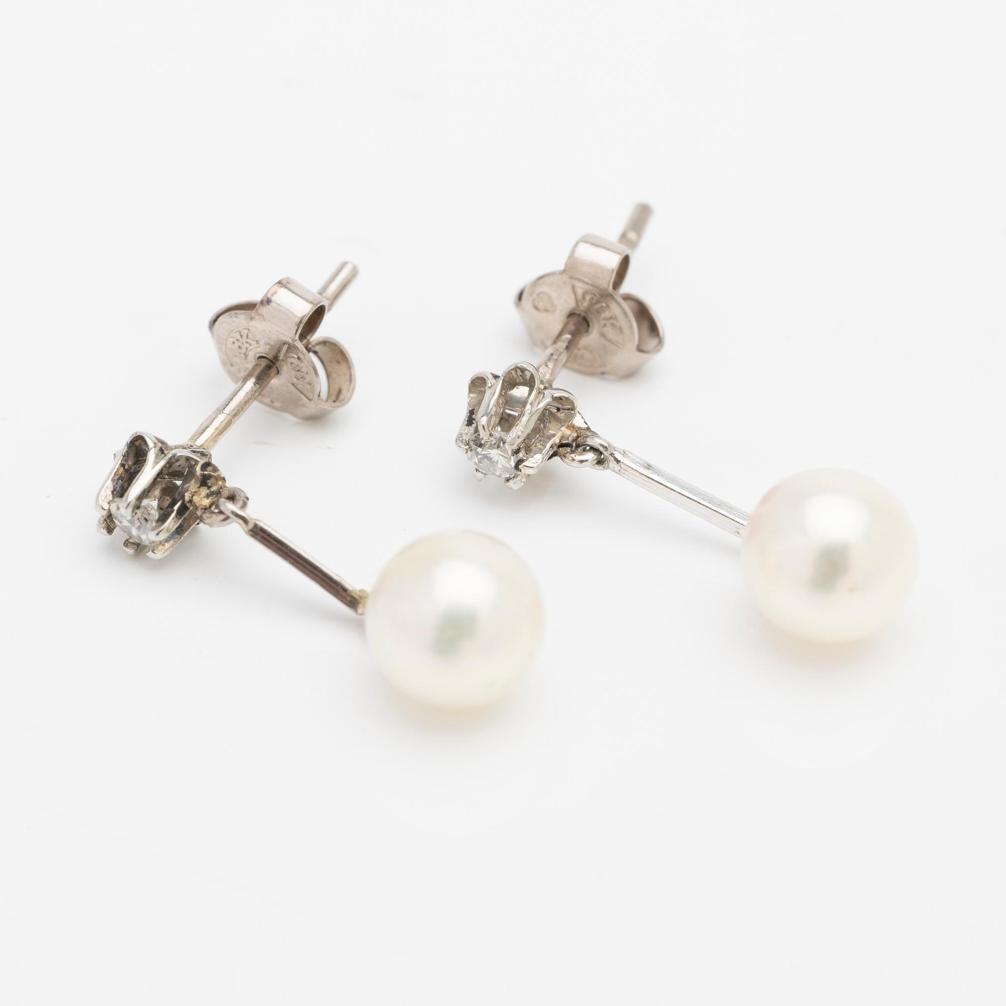 18K white gold earrings with cultured pearls and diamonds.
