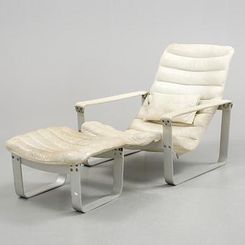 FÅTÖLJ MED FOTPALL, "Pulkka", Ilmari Lappalainen, Asko, Finland. Formgiven 1968.