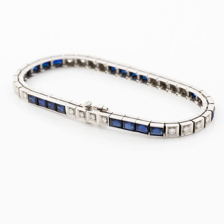 Arm bracelet, 14K white gold with sapphires and brilliant-cut diamonds.