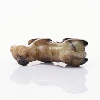 A sculptured nephrite figure of a dog, Qing dynasty.