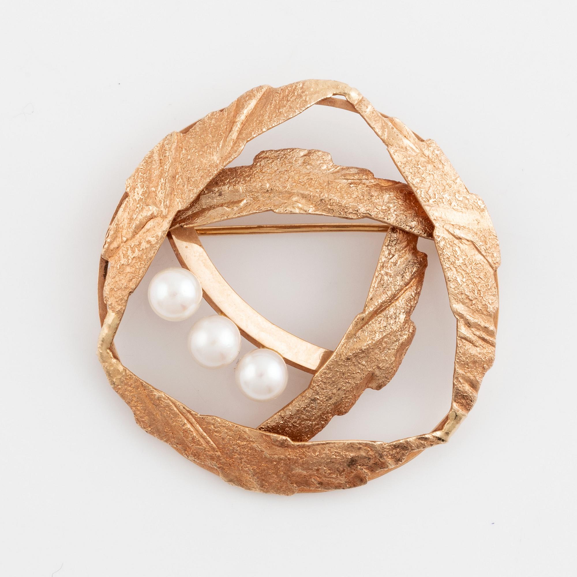 Auran Kultaseppä Oy, 14K gold and pearl brooch.