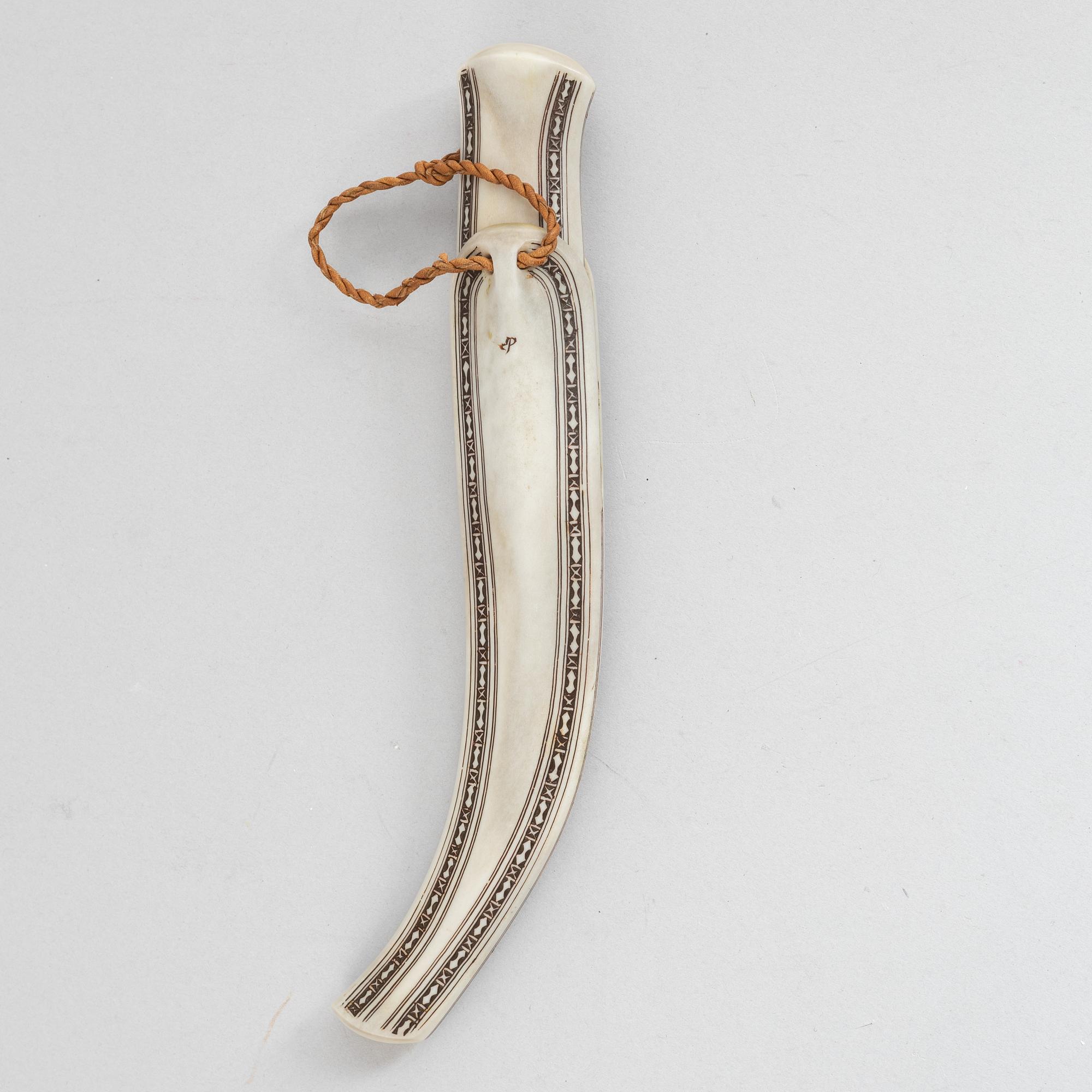 Esse Poggats, a reindeer horn knife.