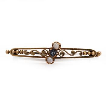 Brosch, mabepärlor, blått glas, 14K (56) guld. St Petersburg.