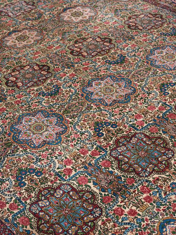 CARPET. Semi-Antique Kerman. 382 x 286,5 cm.