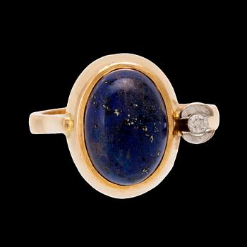 Ole Lynggaard ring 18K vitt och rött guld med cabochonslipad lapis lazuli samt rund briljantslipad diamant.