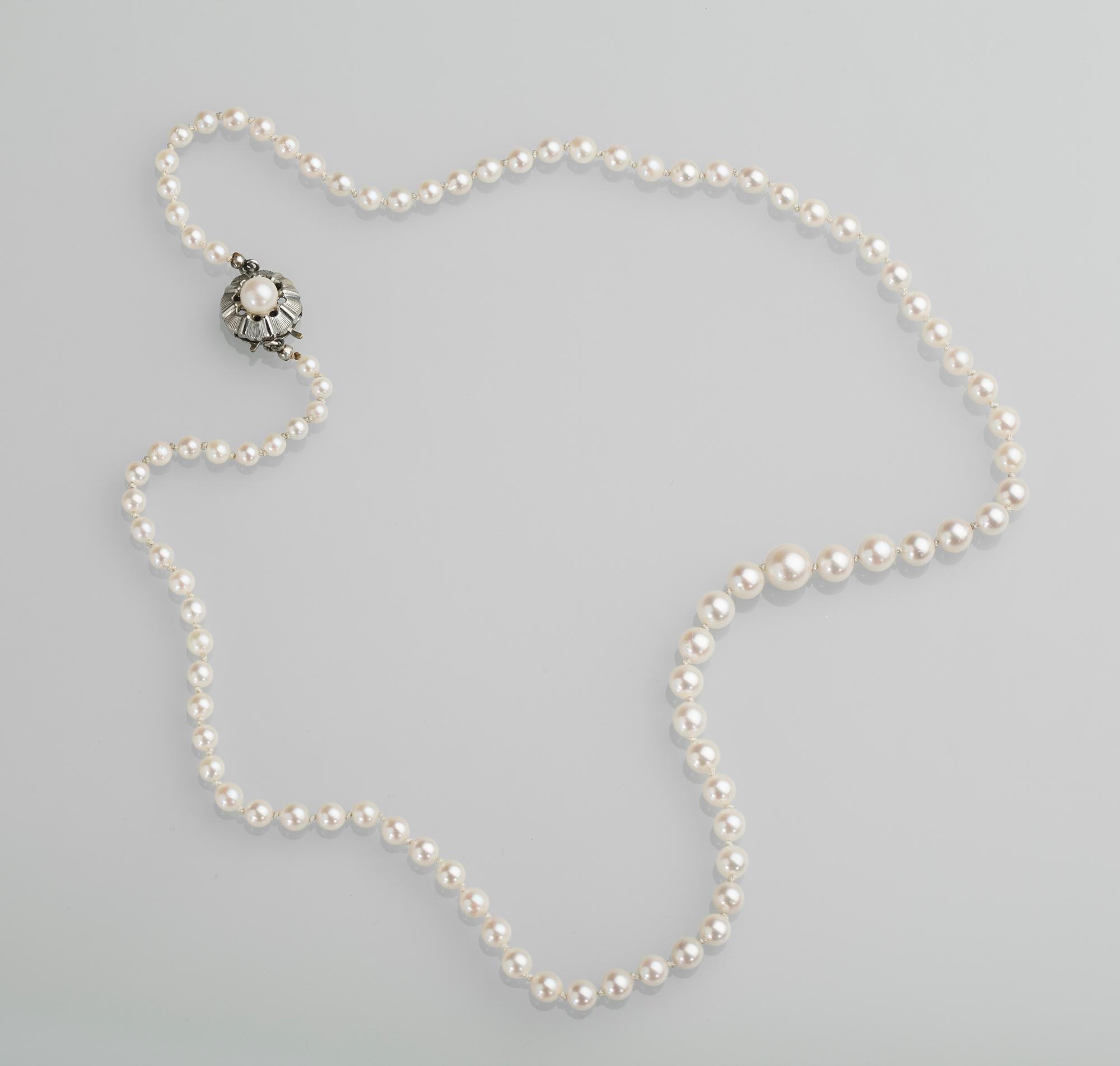 PÄRLCOLLIER, odlade pärlor med silverlås.