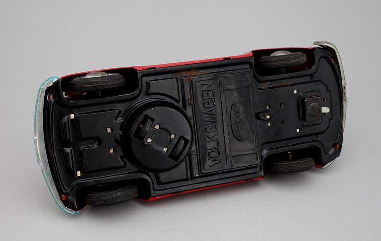 LEKSAKSBILAR, 3 st, samt MOTORCYKEL, plåt, 1900-talets mitt.