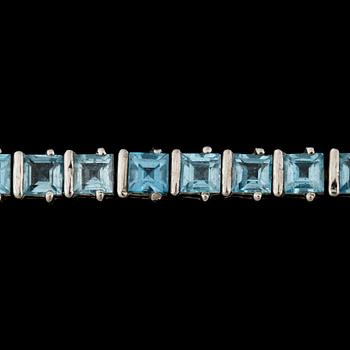 ARMBAND, silver samt 31 prinsesslipade topaser. Vikt ca 18,9 gram.