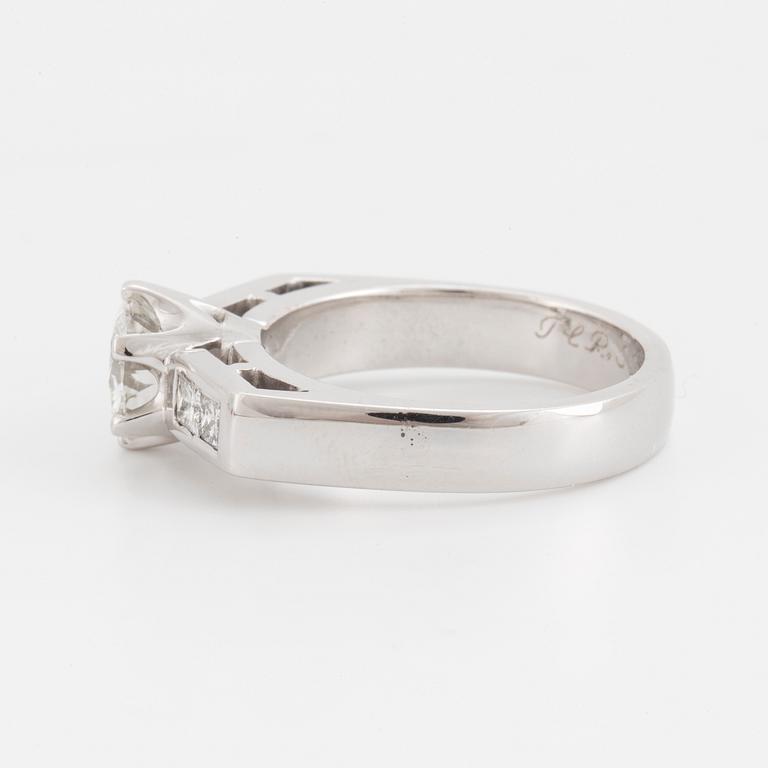 A brilliant- and princess- cut diamond ring. Center diamond circa 1,25cts.