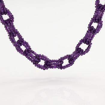 A necklace with amethysts.