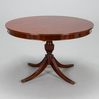 An English dining table with 6 chairs, second half of the 20th century.