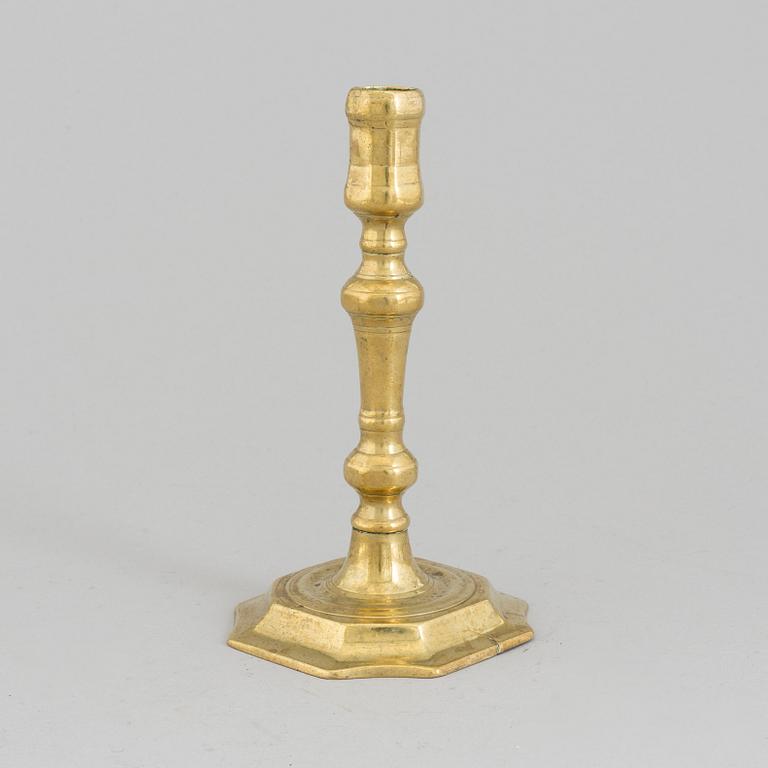 AN 18TH CENTURY CANDLSTICK.