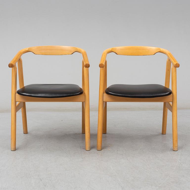 A set of two HANS J. WEGNER "U-chairs".