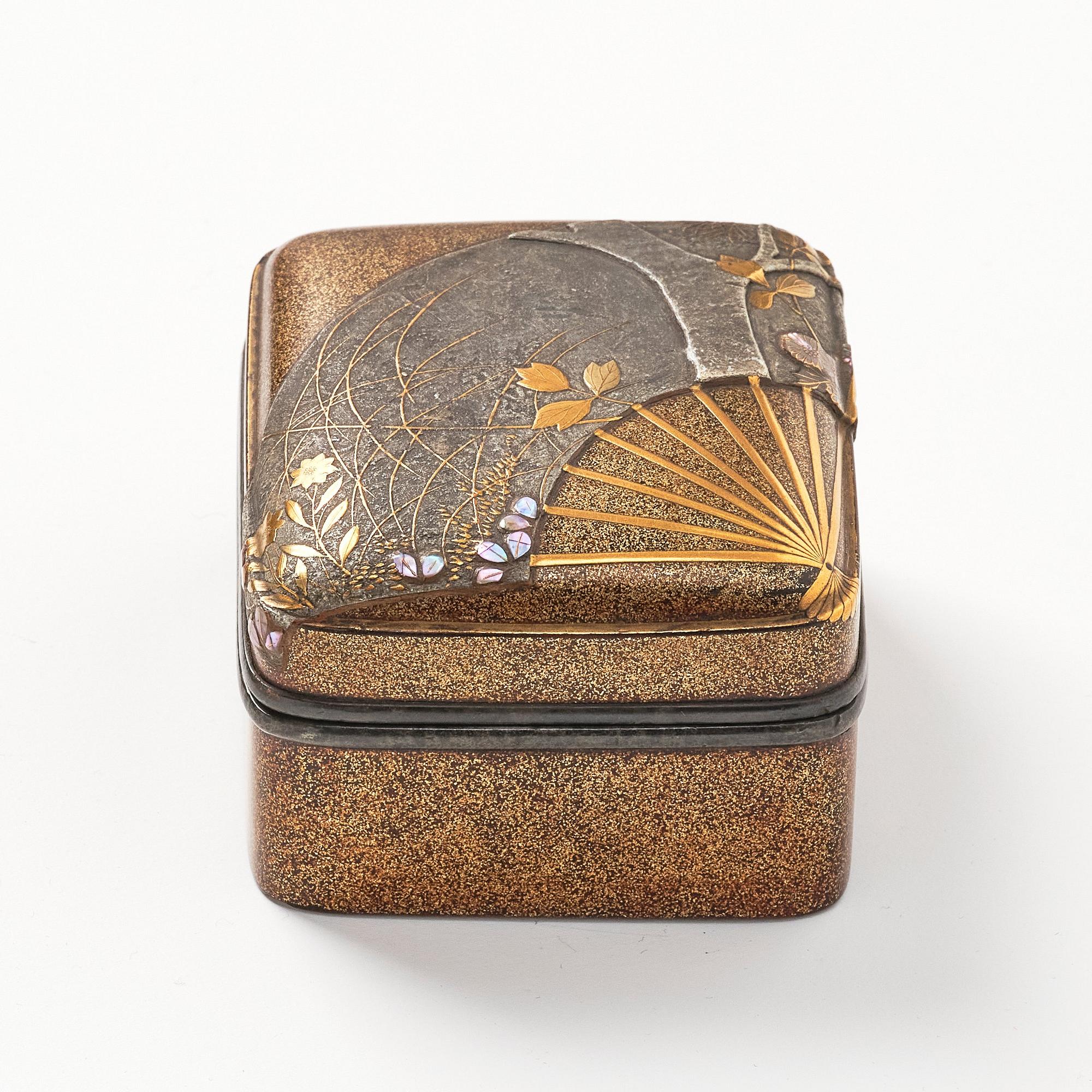 Ask med lock, lack, s.k. Kobako. Japan, Edoperioden (1666-1868).