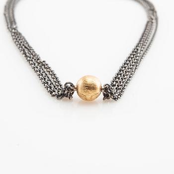 Ole Lynggaard, lås 18K guld med kedja i oxiderad silver.