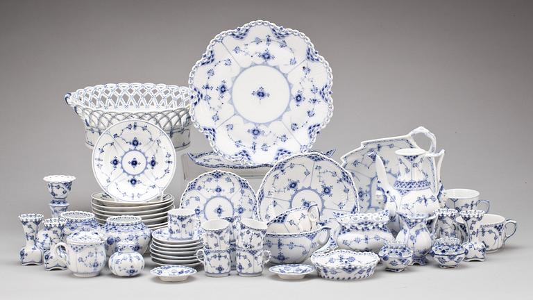 SERVISDELAR, ca 43 delar, porslin, "Musselmalet", Royal Copenhagen.