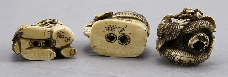 NETSUKE, 3 st, ben, Japan, 1800/1900-tal.