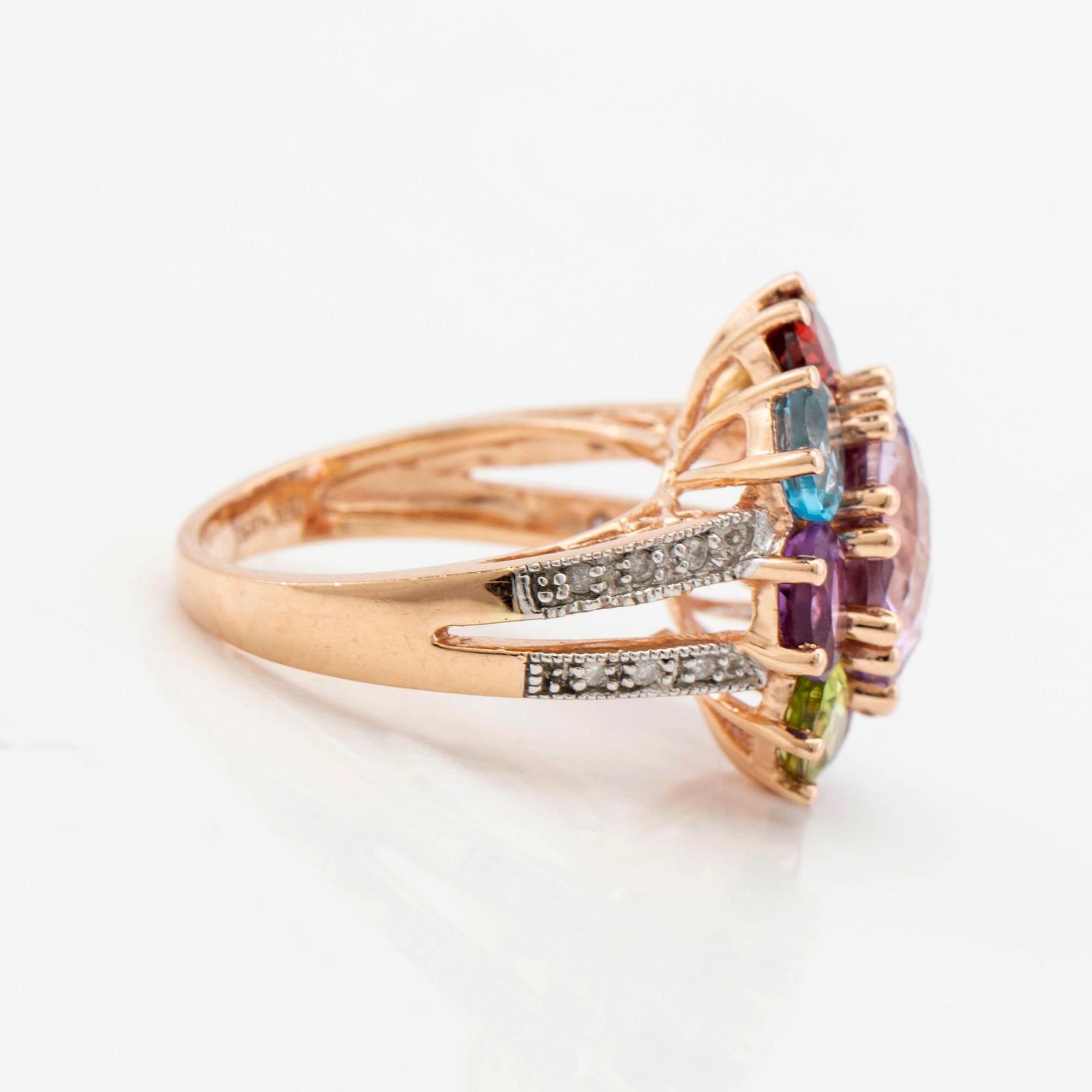 Cocktail ring, 14K gold with various gemstones, including garnet and peridot as well as brilliant-cut diamonds.