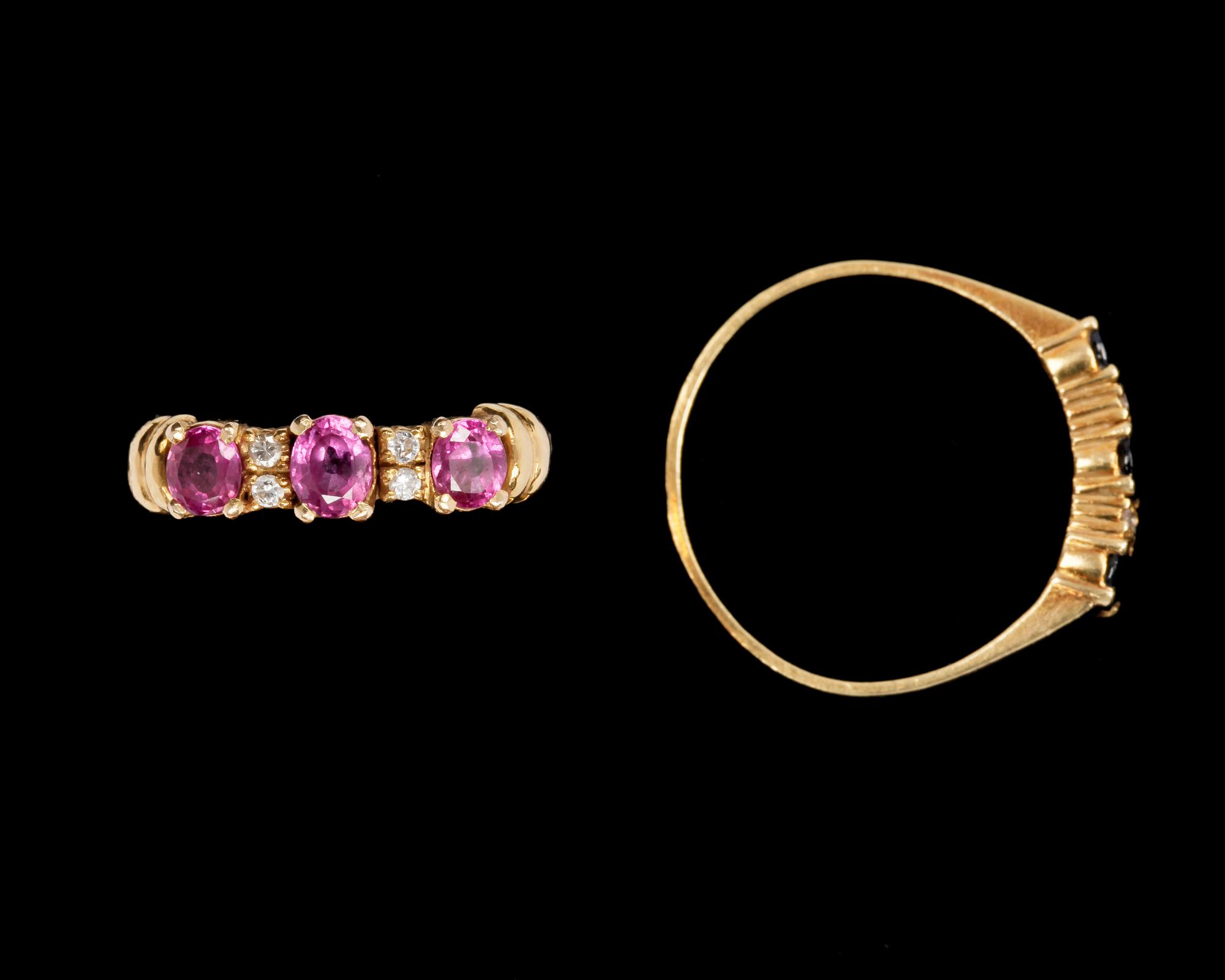 RINGAR, 2 st, 18k guld med blå resp rosa safirer och diamanter. Tot ca 5 gr.