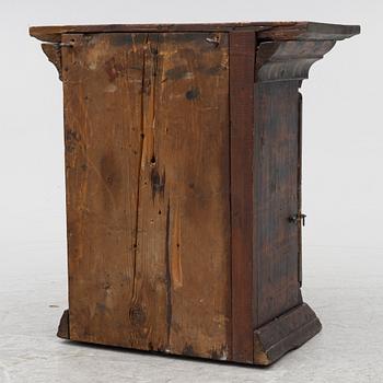 Hängskåp, allmoge, 1800-tal.