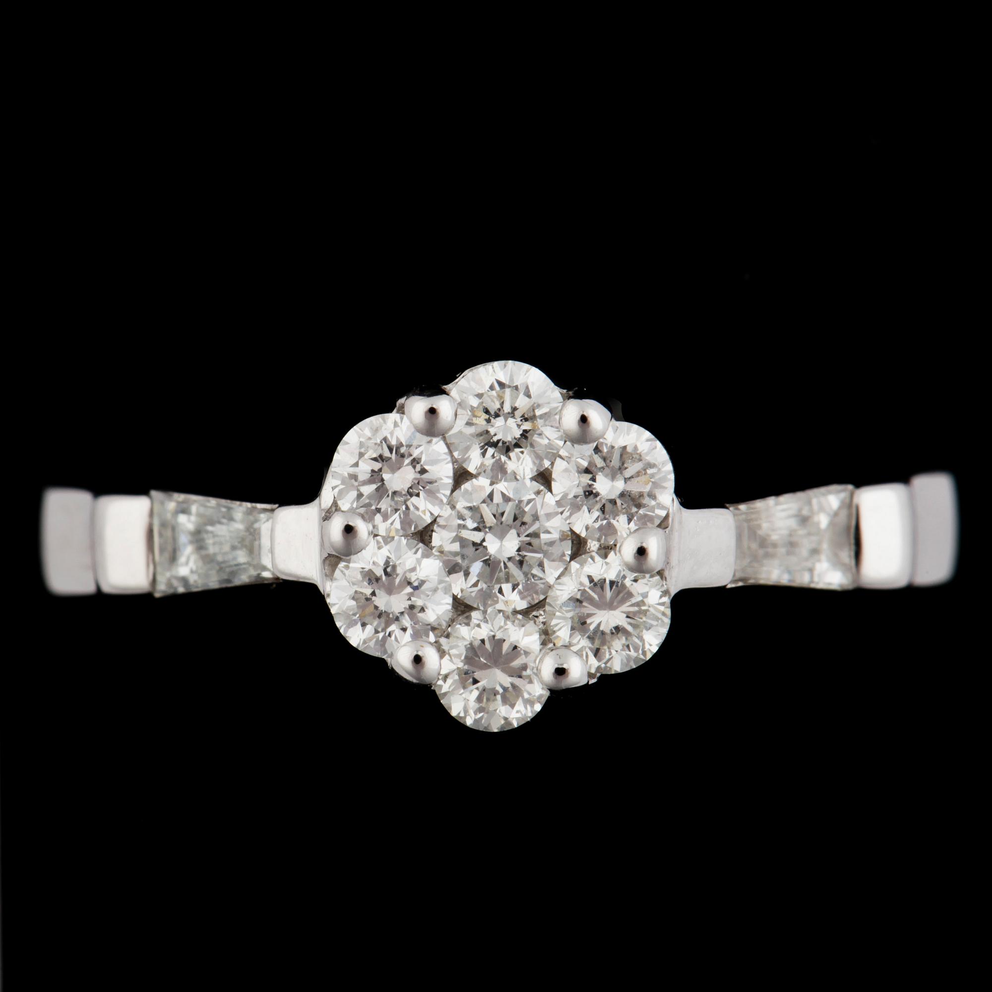 RING, 18k vitguld med briljant- och baguettslipade diamanter tot ca 0,69ct. 2000-tal. Vikt 3,3g.