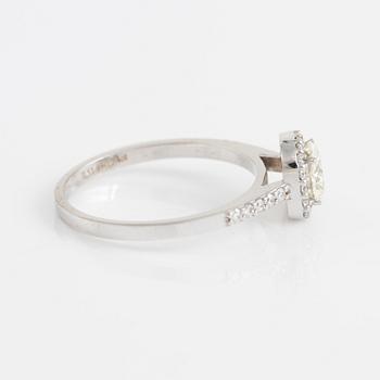 Ring med cushionslipad diamant och briljantslipade diamanter.