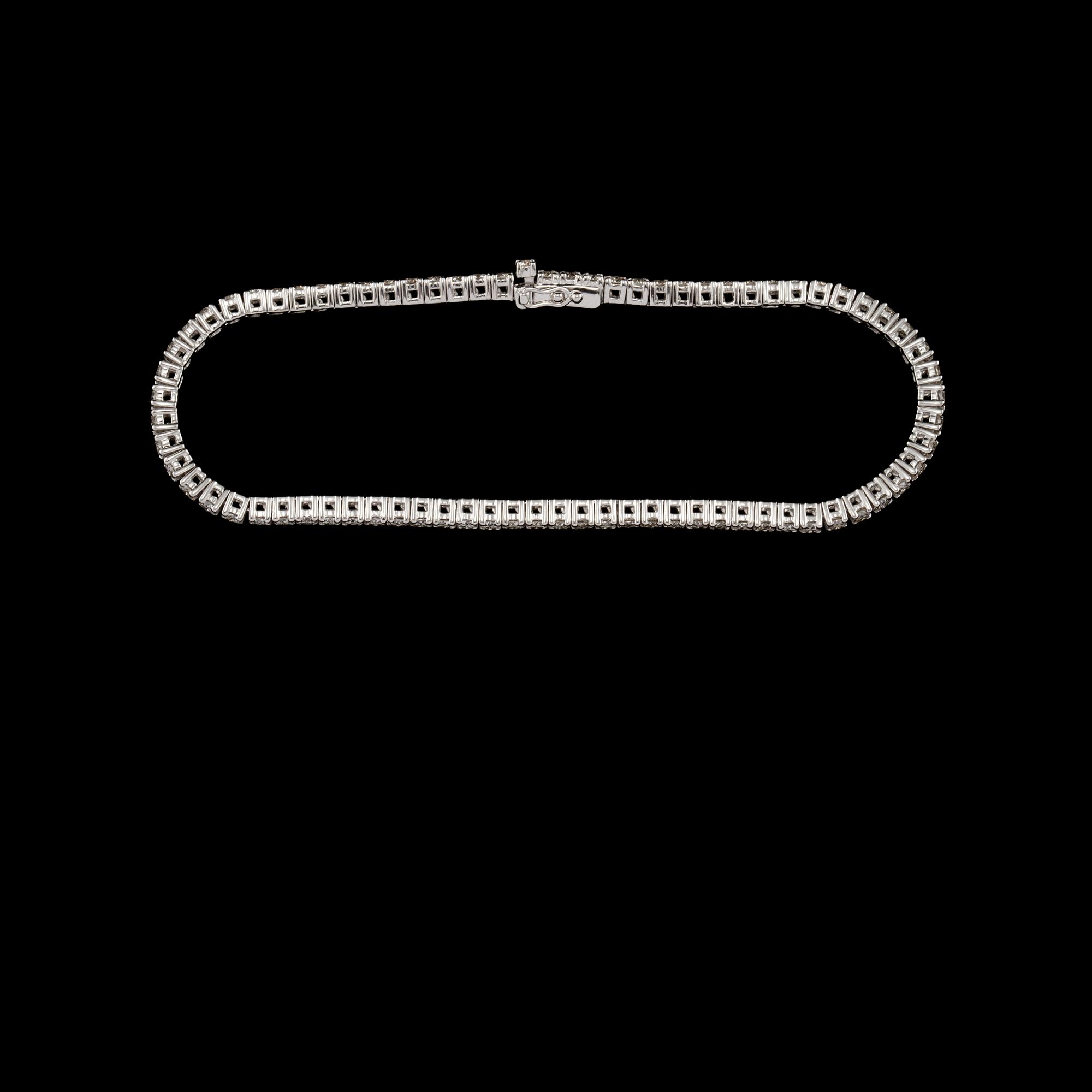 ARMBAND, 18k vitguld med 77 briljantslipade diamanter, 3.46 ct. Vikt 10 g.