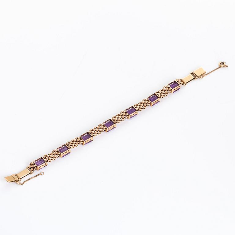 An 18K gold bracelet, with emerald-cut amethysts.