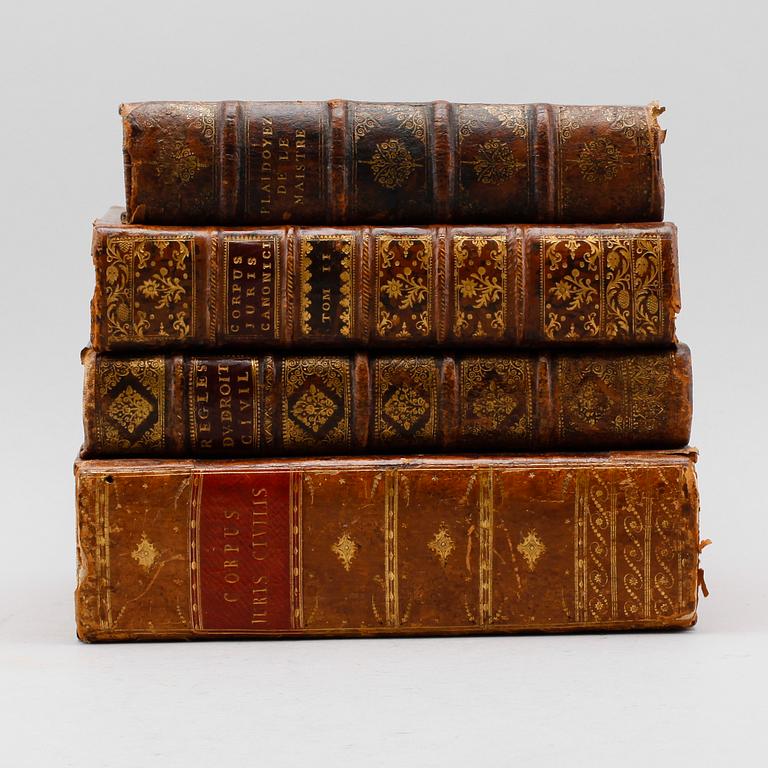 LIKÖRSCHATULL, i form av böcker, 1900-talets första hälft.