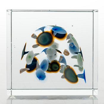 OIVA TOIKKA, An annual glass cube, signed Oiva Toikka Nuutajärvi 2005 and numbered 374/2000.