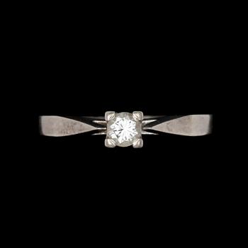 RING, 18k vitguld med briljantslipad diamant ca 0,20 ct enligt gravyr. Gustad Dahlgren & Co, Malmö 1984. Vikt 3,2 g.