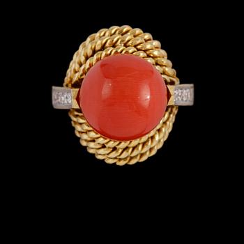 RING, 14K guld med korallfärgad kula samt 14 åttkantslipade diamanter, utländska stämplar. Vikt 14,1 g.