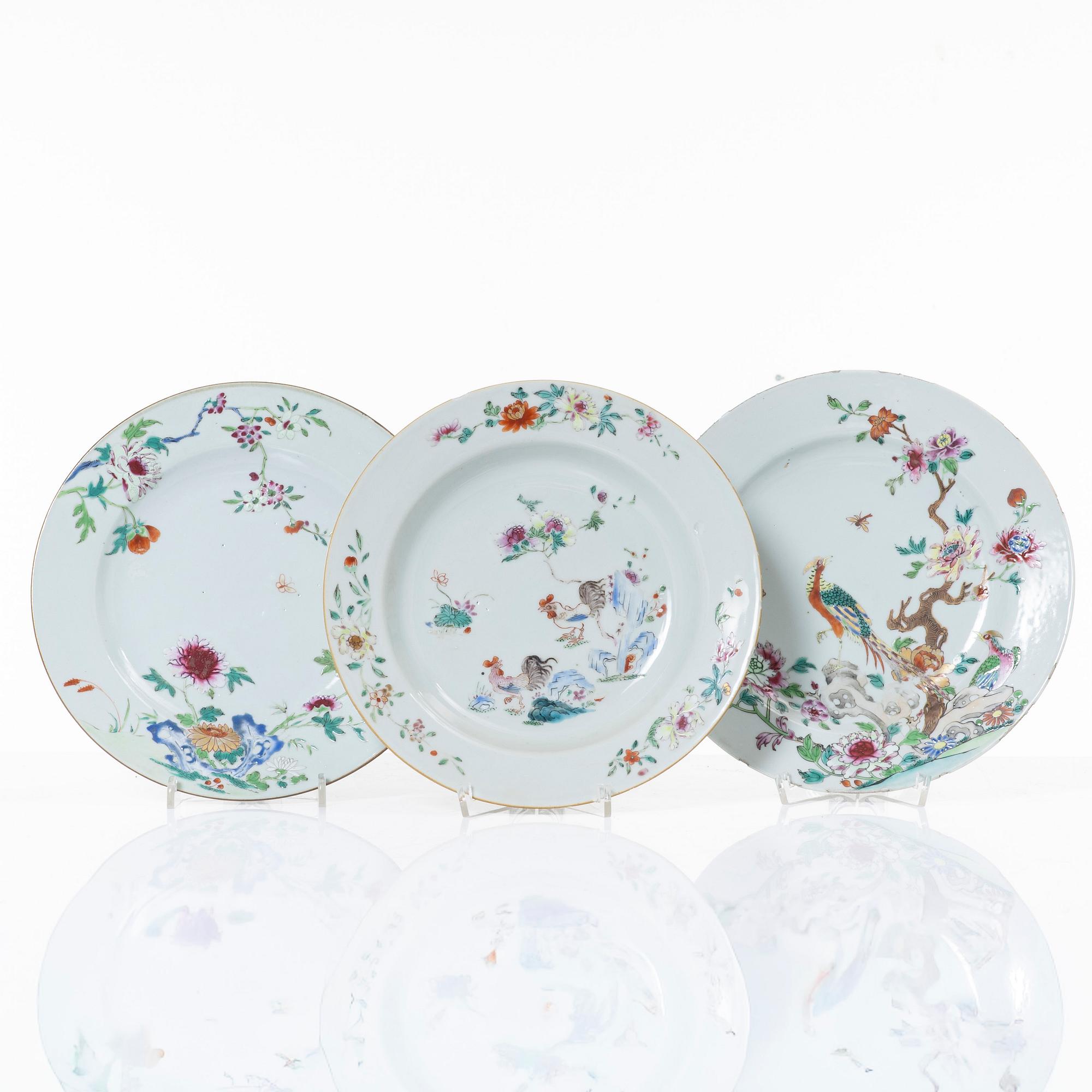 Tallrikar, tre stycken, porslin. Qingdynastin, 1700-tal.