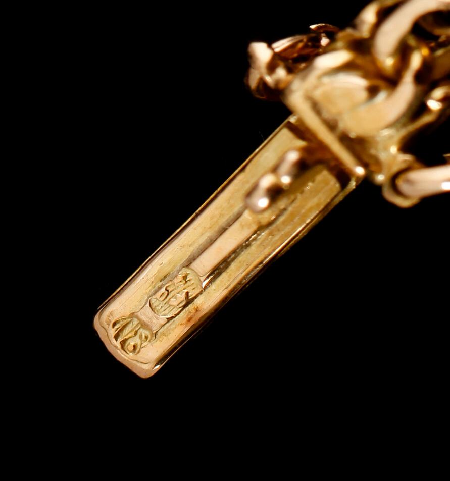 ARMBAND, 18 k guld, med 3 briljanter, daterad 1920. Vikt ca 12 gram.