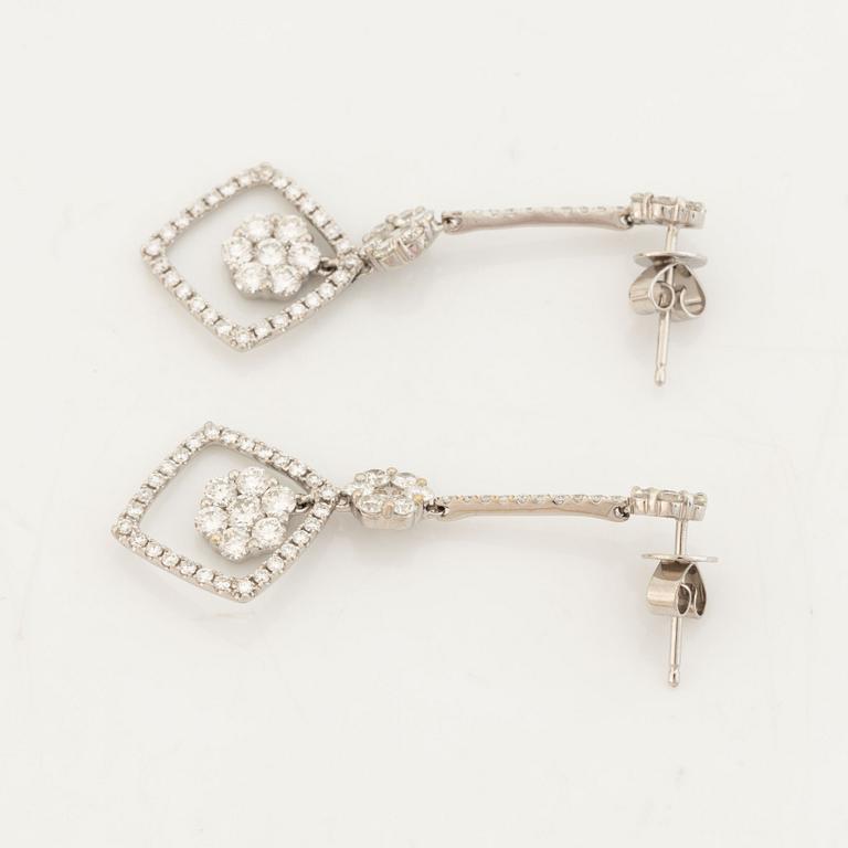 Brilliant cut diamond earrrings, total ca 2 ct.