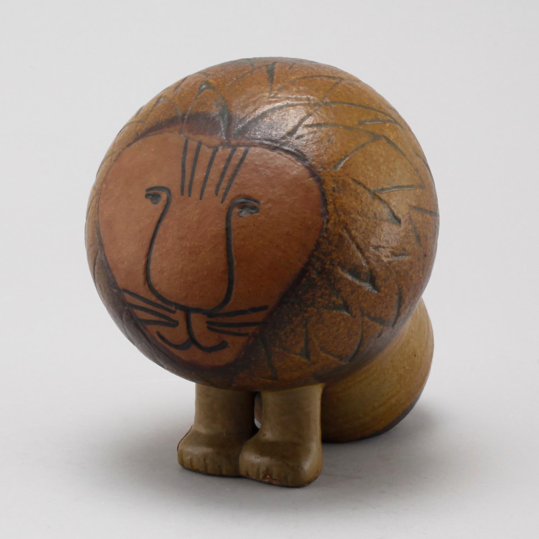 FIGURIN, chamotterat stengods. Lisa Larson, Gustavsberg, ur serien "Afrika", formgiven 1964.