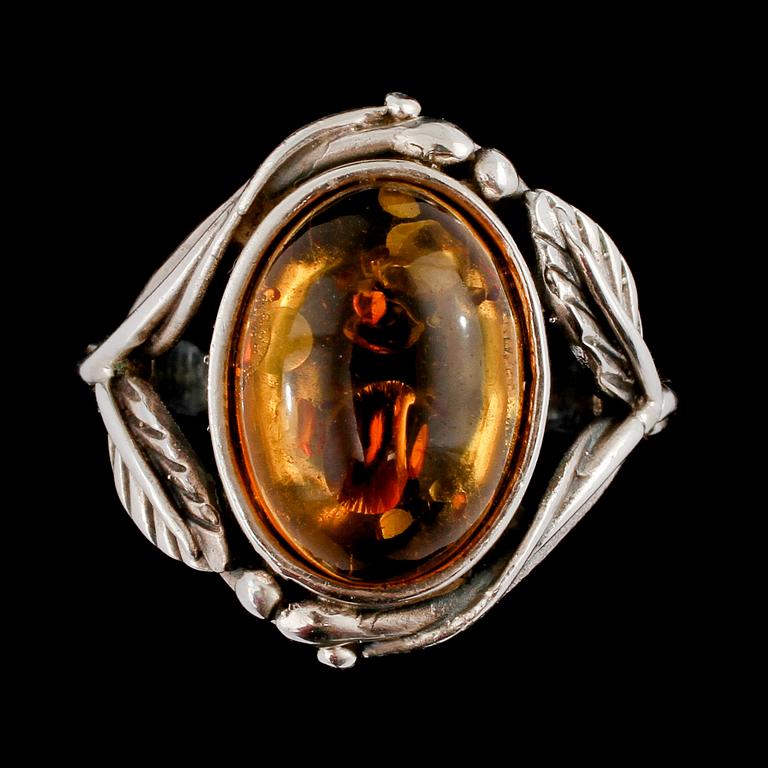 RING, silver samt bärnsten, troligtvis Danmark, 1900-talets andra hälft. Vikt 7 g.