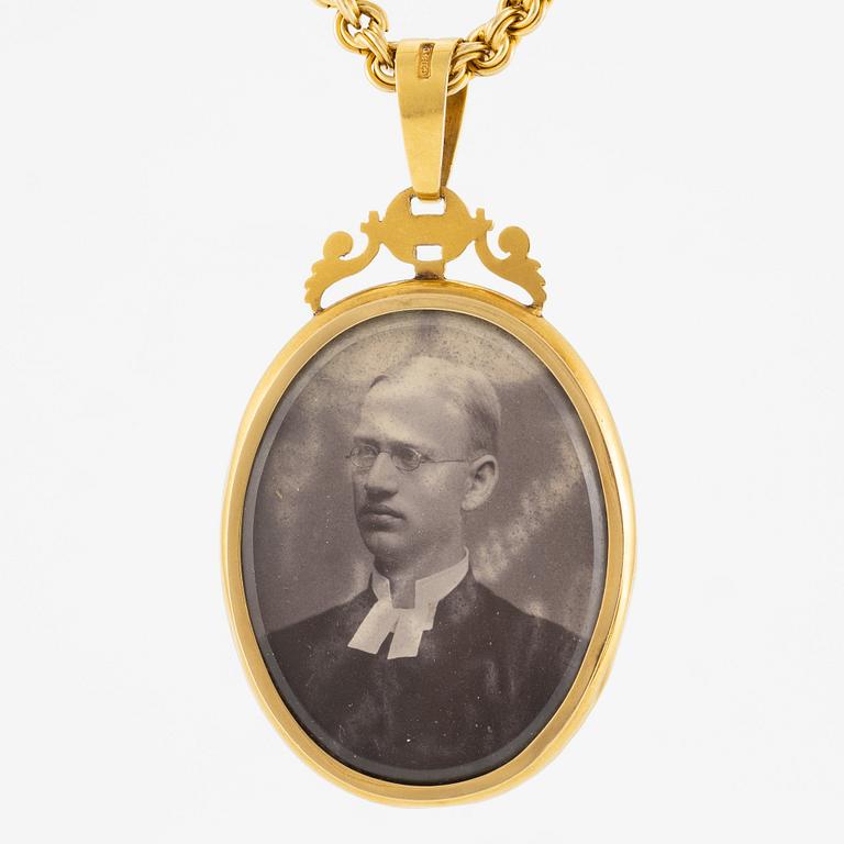 Medaljong 18K guld med pärlor med kedja 18K guld.